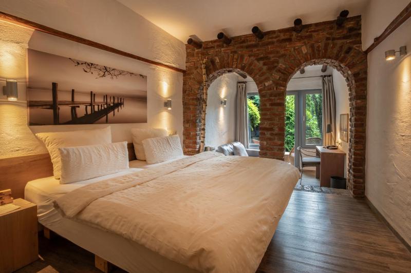 Superior Double Room with Pool View image 3