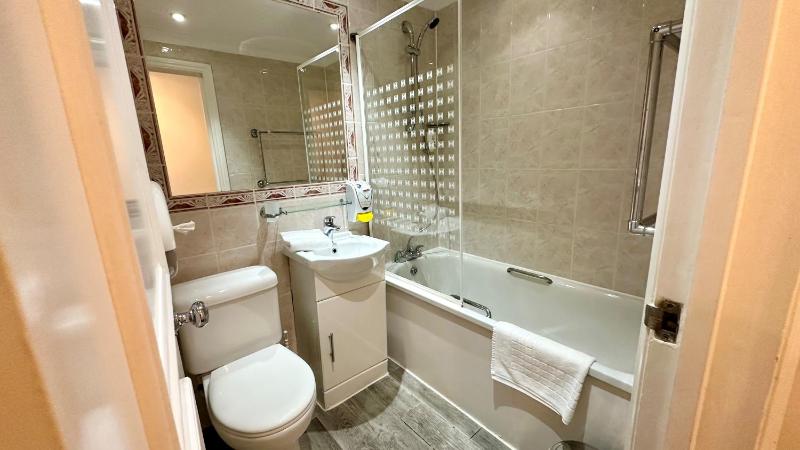 Double Room with Bathroom image 3