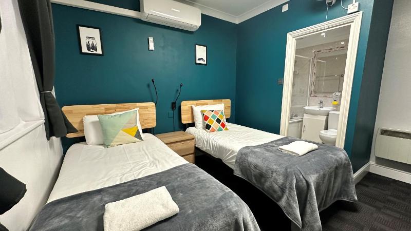 Twin Room with Bathroom image 4