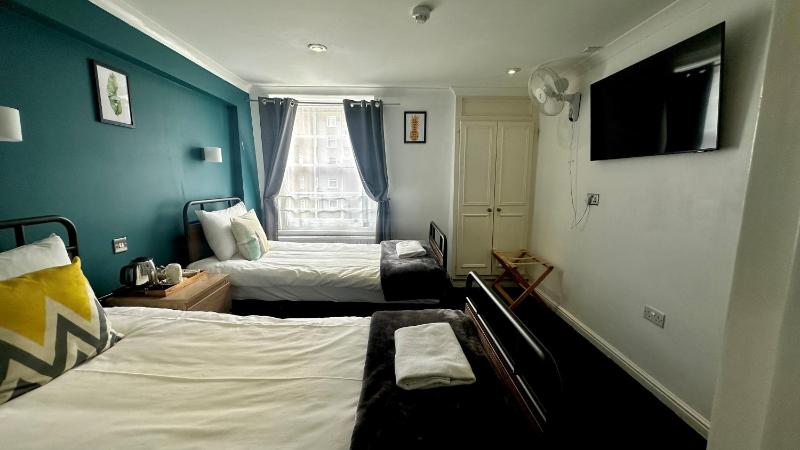 Twin Room with Bathroom image 3
