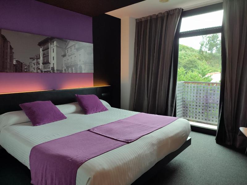 Double or Twin Room with Private Bathroom image 4