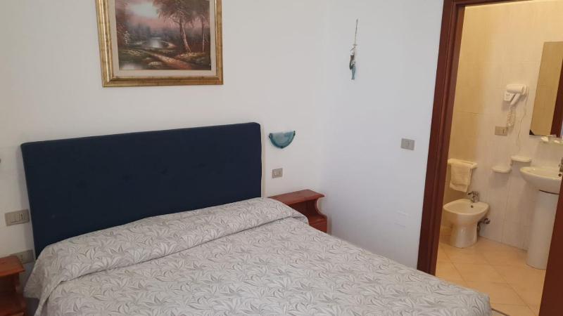 Double Room image 4