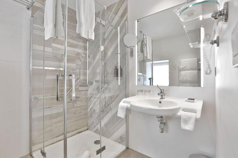 Superior Double Room image 3