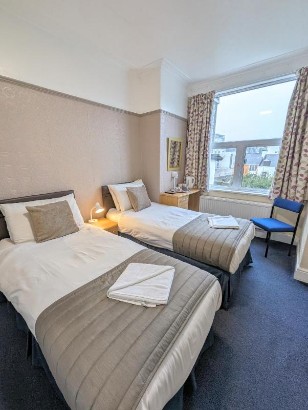 Twin Room image 1