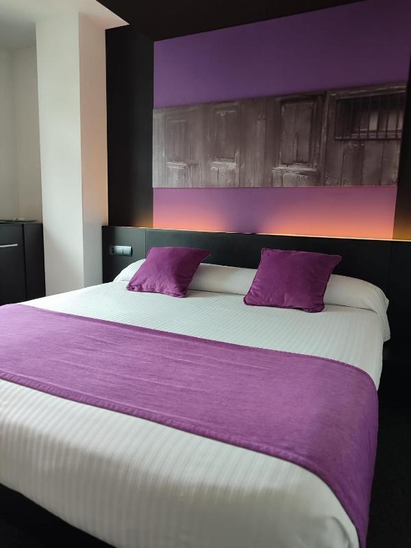 Double or Twin Room with Private Bathroom image 3