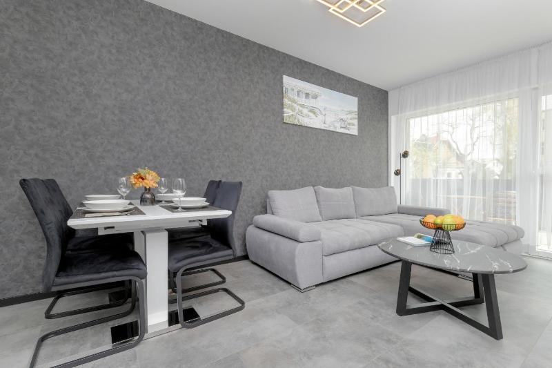 Modern Apartment Close to the Beach in Gdańsk by Noclegi Renters - image 1
