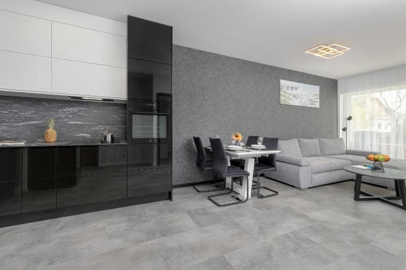Modern Apartment Close to the Beach in Gdańsk by Noclegi Renters - image 16