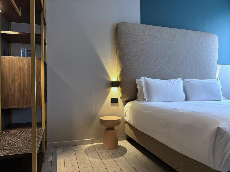 Deluxe Double Room image 4