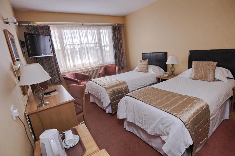 Twin Room image 4