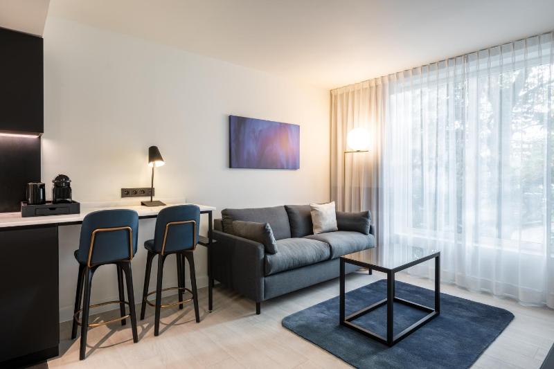 1 Bedroom Suite, 1 King, Sofa bed image 4