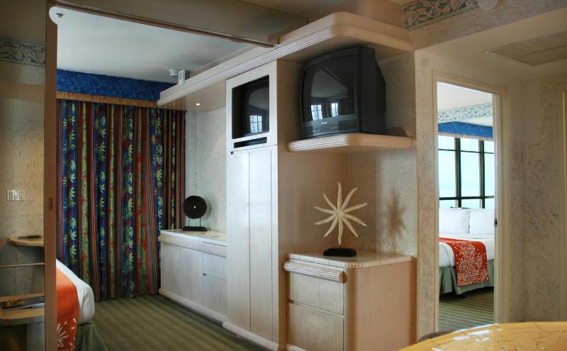 Classic One-Bedroom Suite with City View image 3