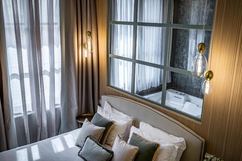 Suite with Spa Bath image 2