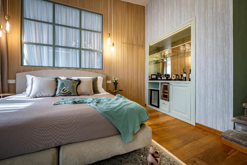 Suite with Spa Bath image 3