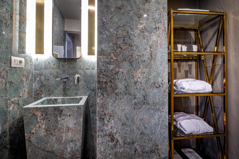 Suite with Spa Bath image 4