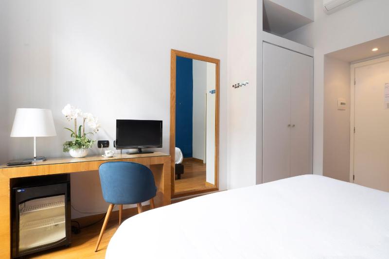 Queen Room image 2