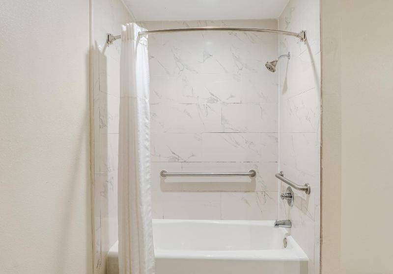 Queen Room with Two Queen Beds - Disability Access image 3