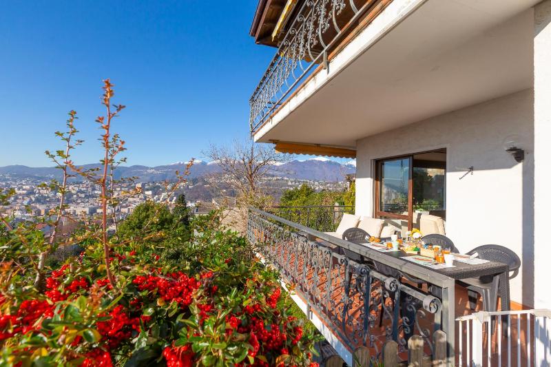 Apartment with Mountain View image 4