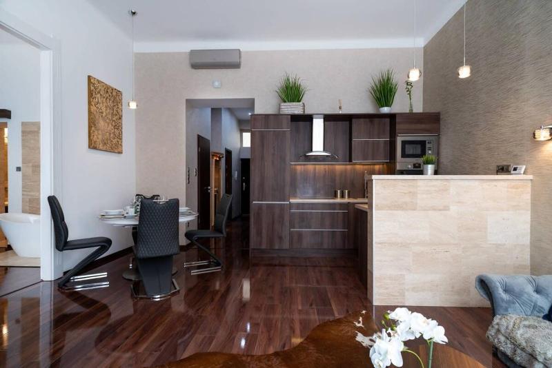 Central Luxy design apartment - image 6