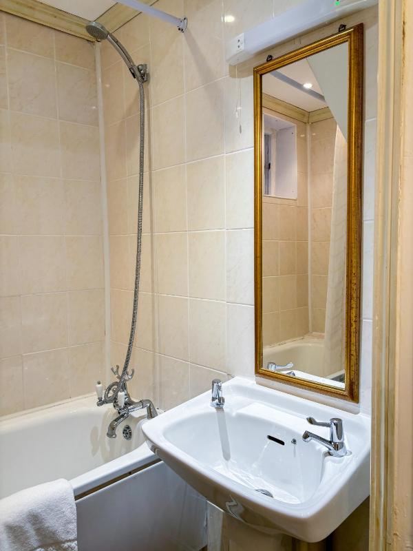 Standard Single Room image 4