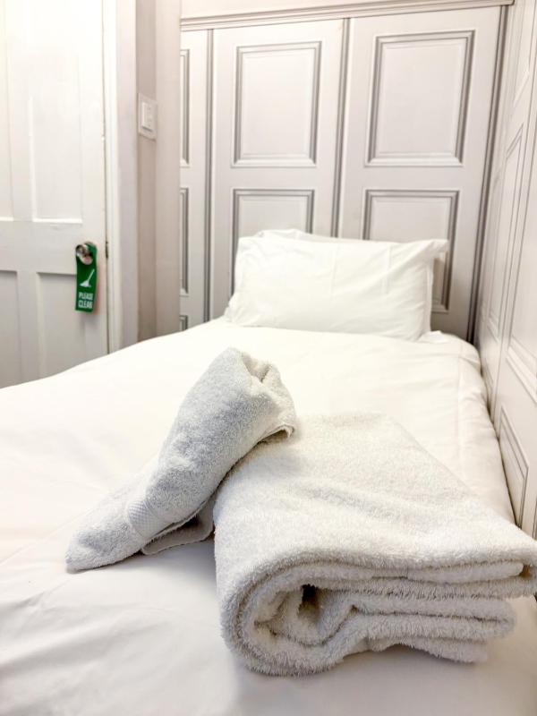 Standard Single Room image 3