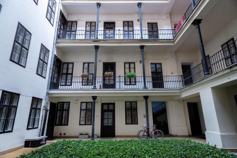 Lovely downtown apartment close to the Basilica - image 10