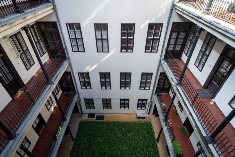 Lovely downtown apartment close to the Basilica - image 7