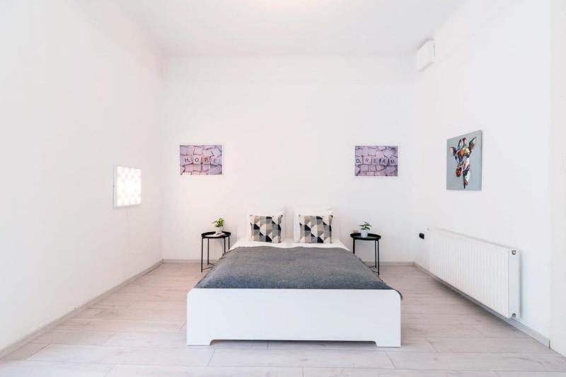 Spacious and comfy very central apartment - image 14