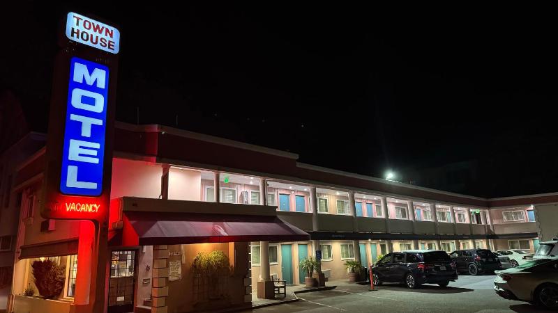 Town House Motel - image 12
