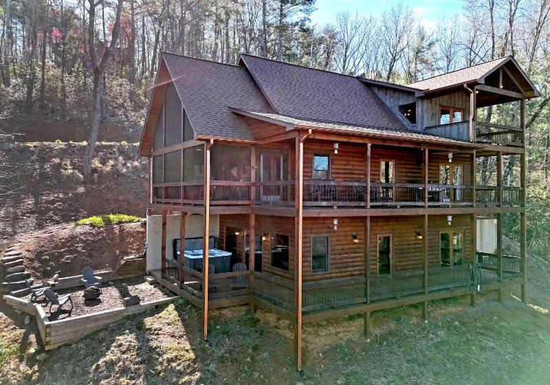 3BR Luxury Cabin • Hot Tub Game Room & Views - image 7