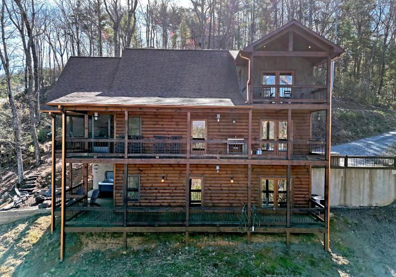 3BR Luxury Cabin • Hot Tub Game Room & Views - image 45