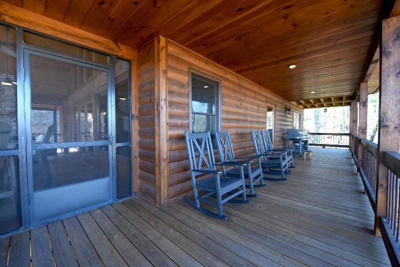 3BR Luxury Cabin • Hot Tub Game Room & Views - image 32