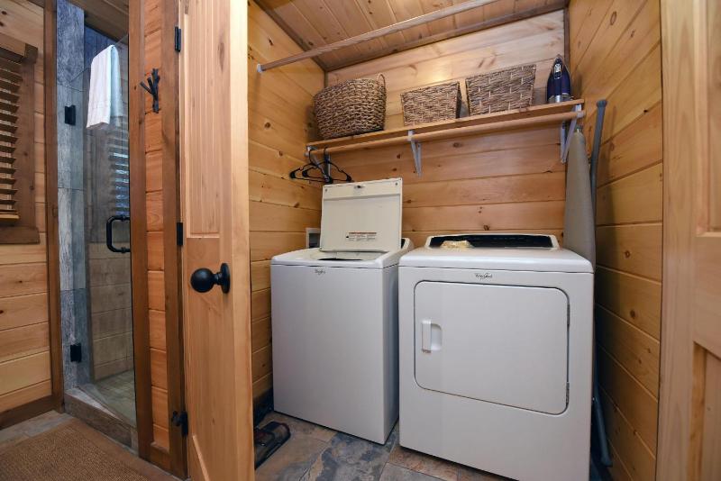 3BR Luxury Cabin • Hot Tub Game Room & Views - image 6