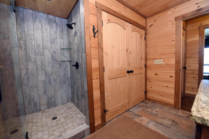 3BR Luxury Cabin • Hot Tub Game Room & Views - image 26