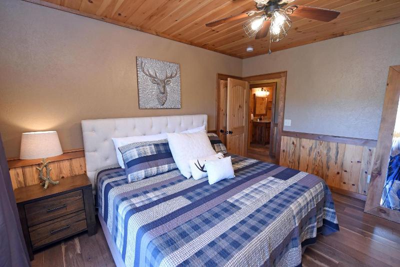 3BR Luxury Cabin • Hot Tub Game Room & Views - image 5