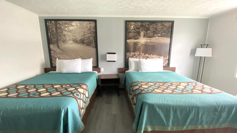 Queen Room with Two Queen Beds - Non-Smoking image 3