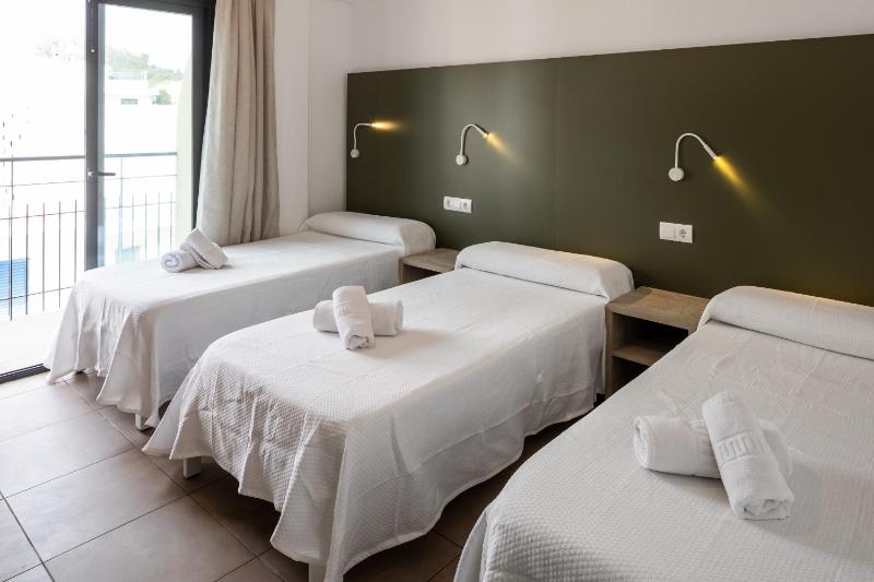 Superior Triple Room image 2