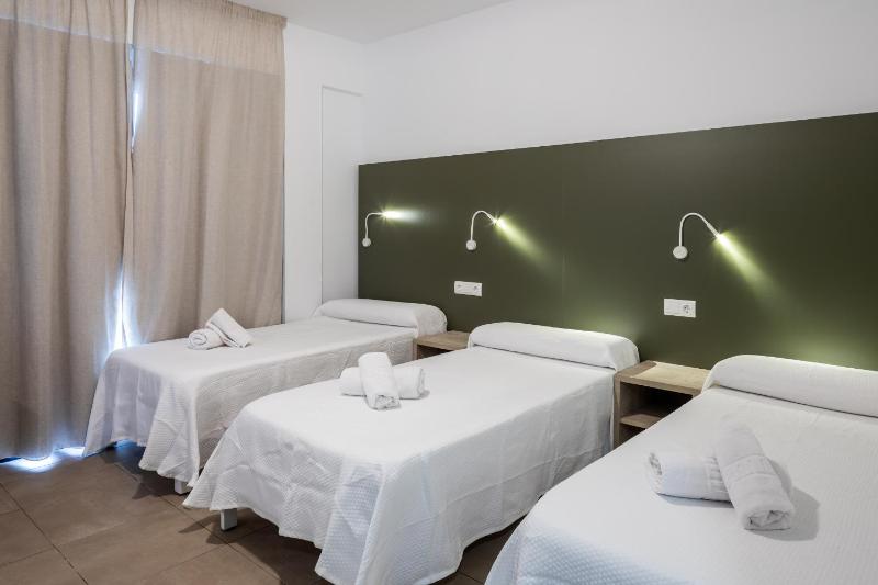 Superior Triple Room image 3