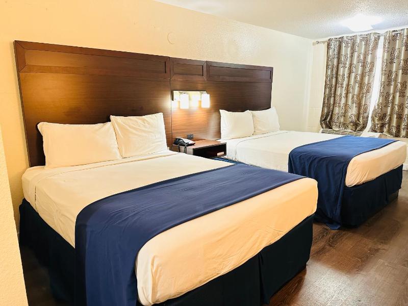 Queen Room with Two Queen Beds image 3