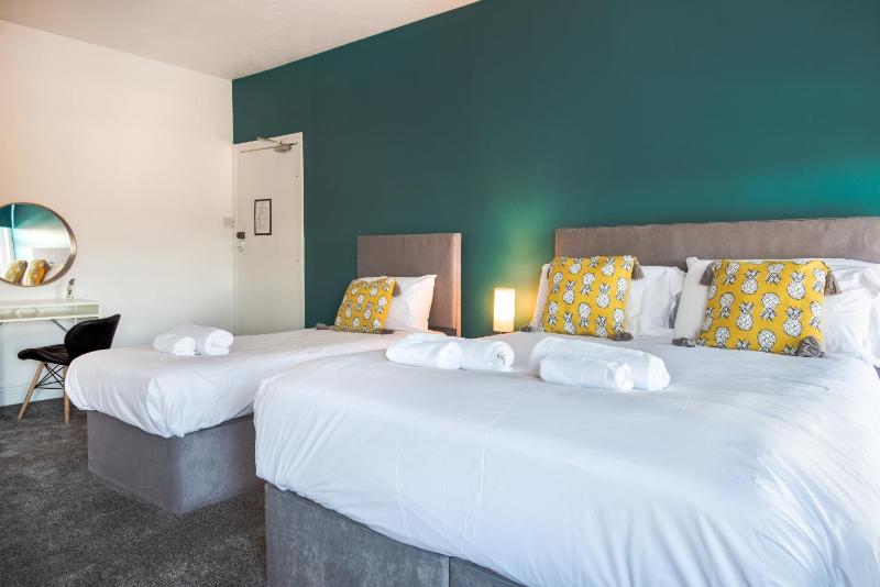 Economy Triple Room image 4