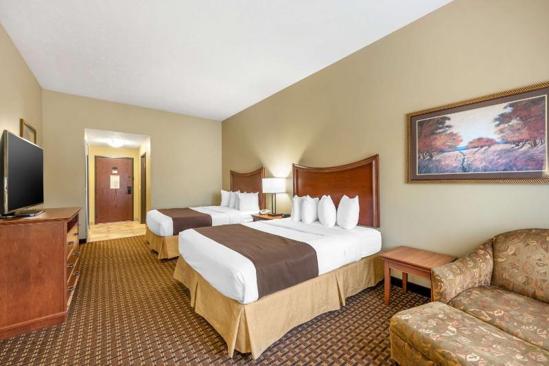 Queen Room with Two Queen Beds - Non-Smoking image 3