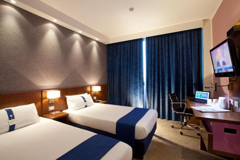Standard King Room with Free Breakfast - Smoking image 2