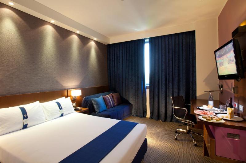 Standard Double Room with Sofa Bed - Smoking image 3