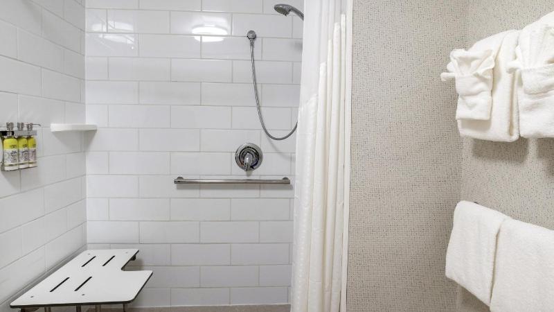 King Room - Mobility Access/Roll in Shower - Non-Smoking