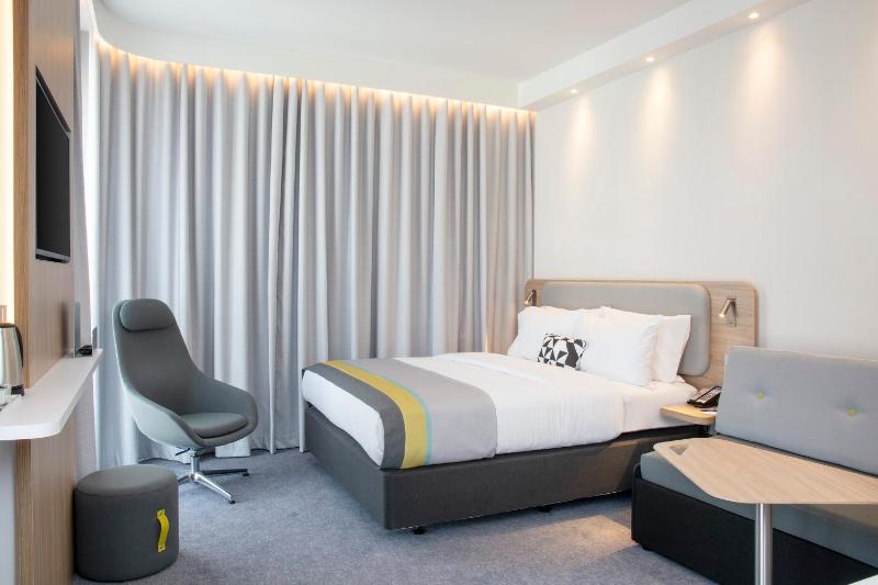 Standard Queen Room with Single Sofa Bed image 4