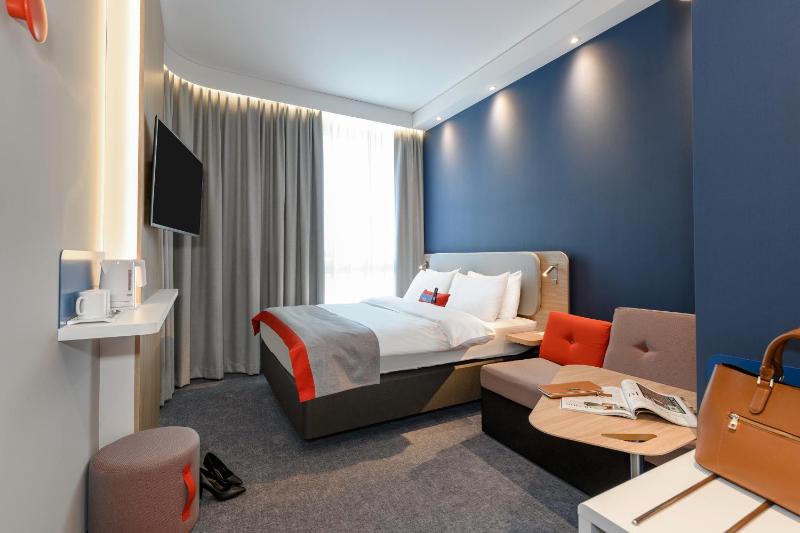 Standard Queen Room with Sofa Bed image 4