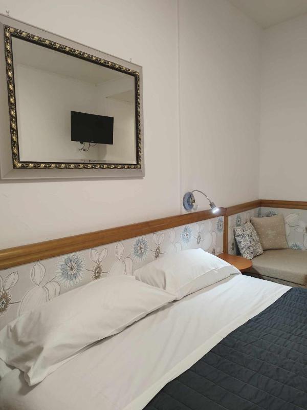 Double Room image 3