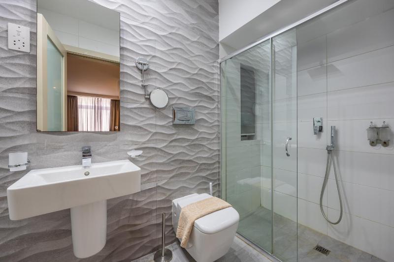 Queen Room - Disability Access image 4