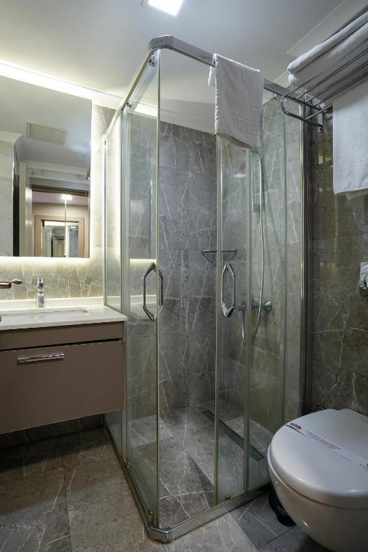 Basic Triple Room image 2