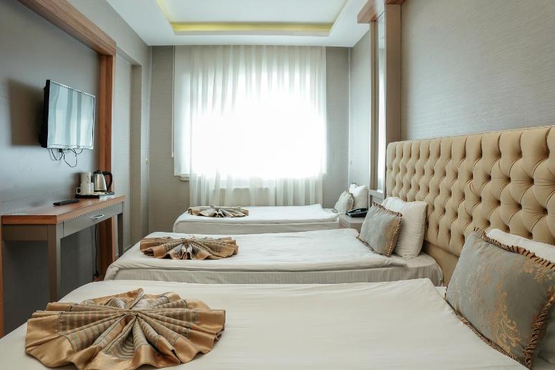 Standard Quadruple Room image 2