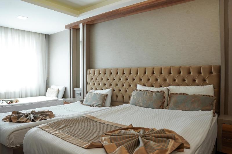 Standard Quadruple Room image 4